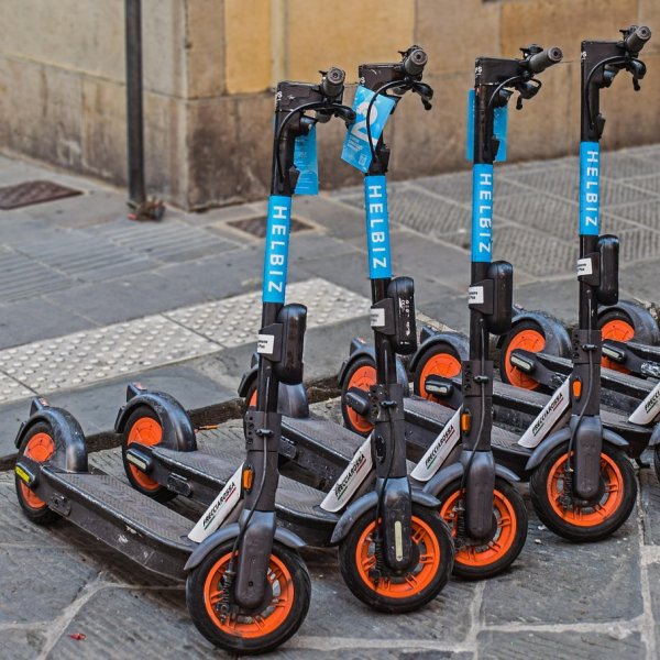 Parkerade Helbiz elspakcyklar