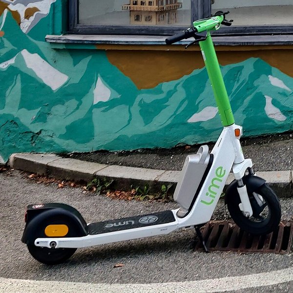 Bild på en Lime Gen 4 elsparkcykel