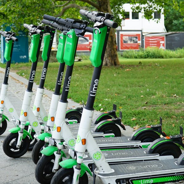 Elsparkcyklar från Lime längs en gata