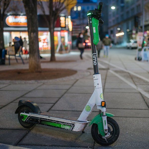 Bild på en Lime Gen 3 elsparkcykel