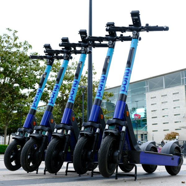 Parkerade elsparkcyklar från Pony