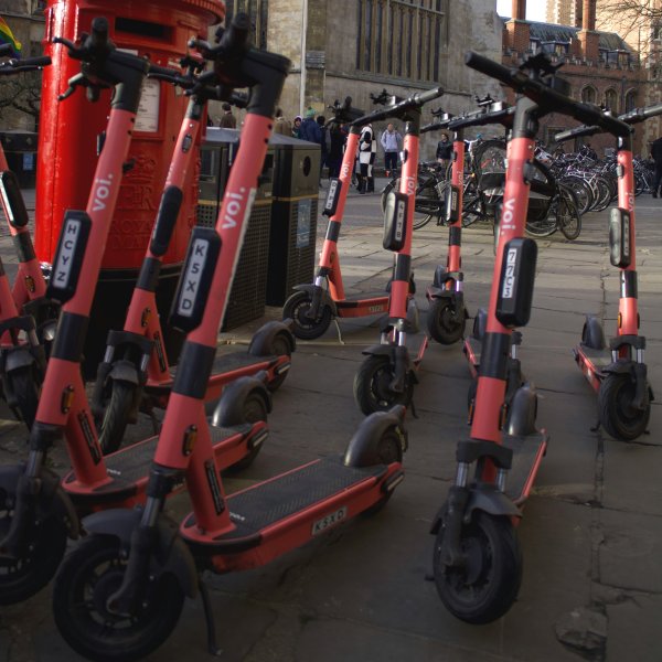 8 stycken Voi elscootrar