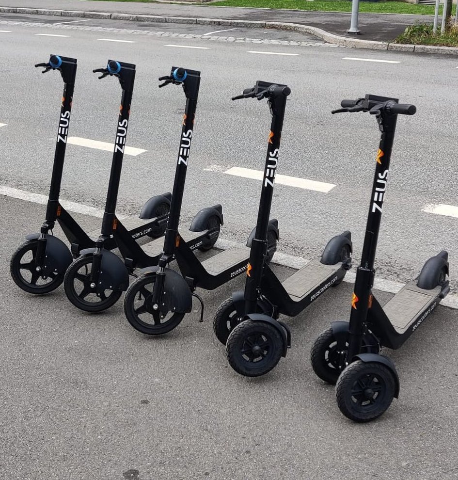 Zeus elsparkcyklar på en trottoar